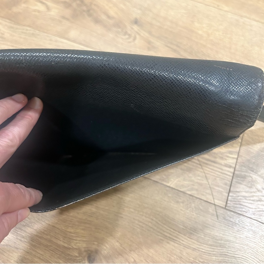 Louis Vuitton Selenga Taiga clutch / wristlet in black - Picture 6 of 12